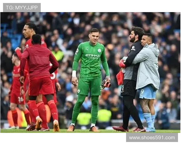 阿利松与埃德森:出球组织和门线能力的风格差异解析 阿利松与埃德森:出球组织和门线能力的风格差异解析